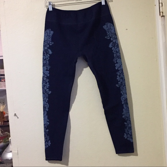 FABLETICS, butterflies 🦋,blue Capri-leggings LG - Picture 3 of 15